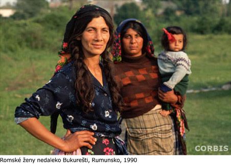 Romské ženy na poli nedaleko Bukurešti, Rumunsko, květen, 1990